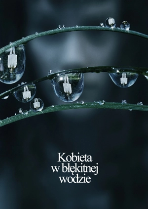 Kobieta w błękitnej wodzie