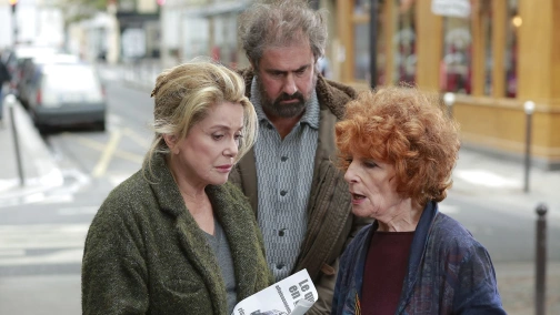 Женщина во дворе