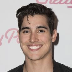 Henry Zaga