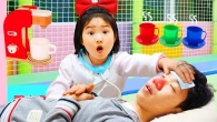 Boram and Konan Ddochi play cafe toys