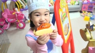 Boram pretend play selling PIZZA